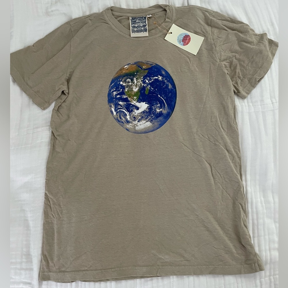 NWT JUNGMAVEN EARTH FLAG JUNG GRAPHIC
CLASSIC T-SHIRT- Khaki Men’s L